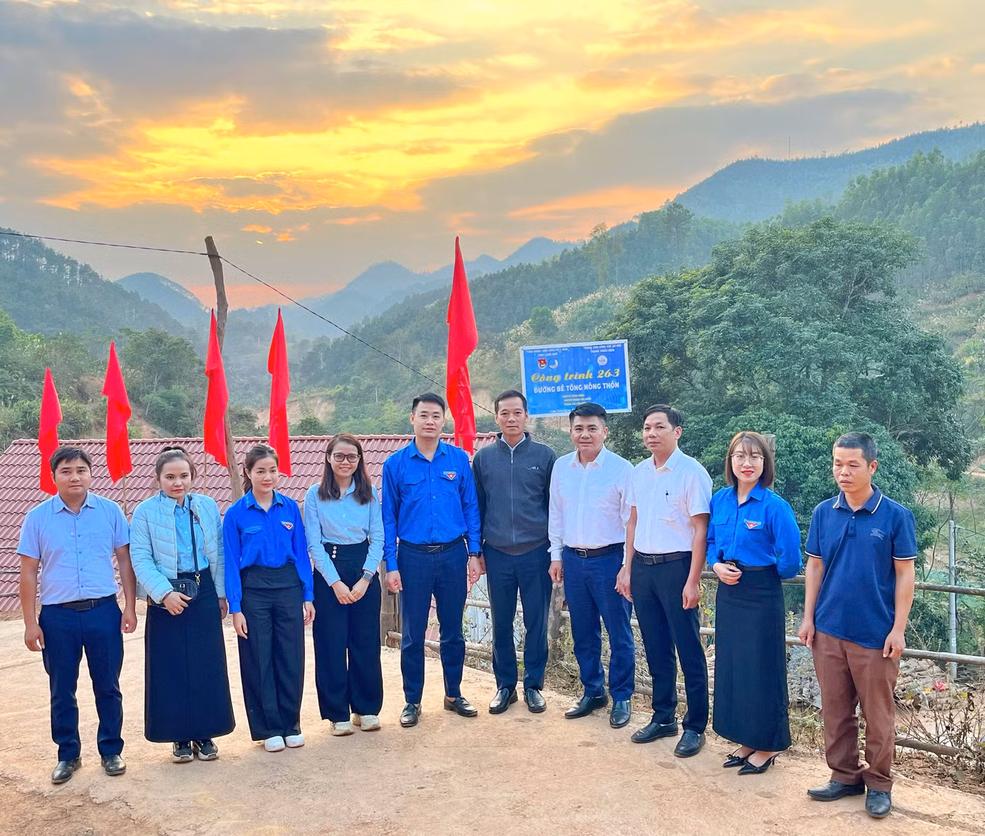 Khánh thành, bàn giao công trình "thắp sáng đường thôn", "Đường cờ Tổ quốc" ở xã lâm Sơn, huyện Chi Lăng.