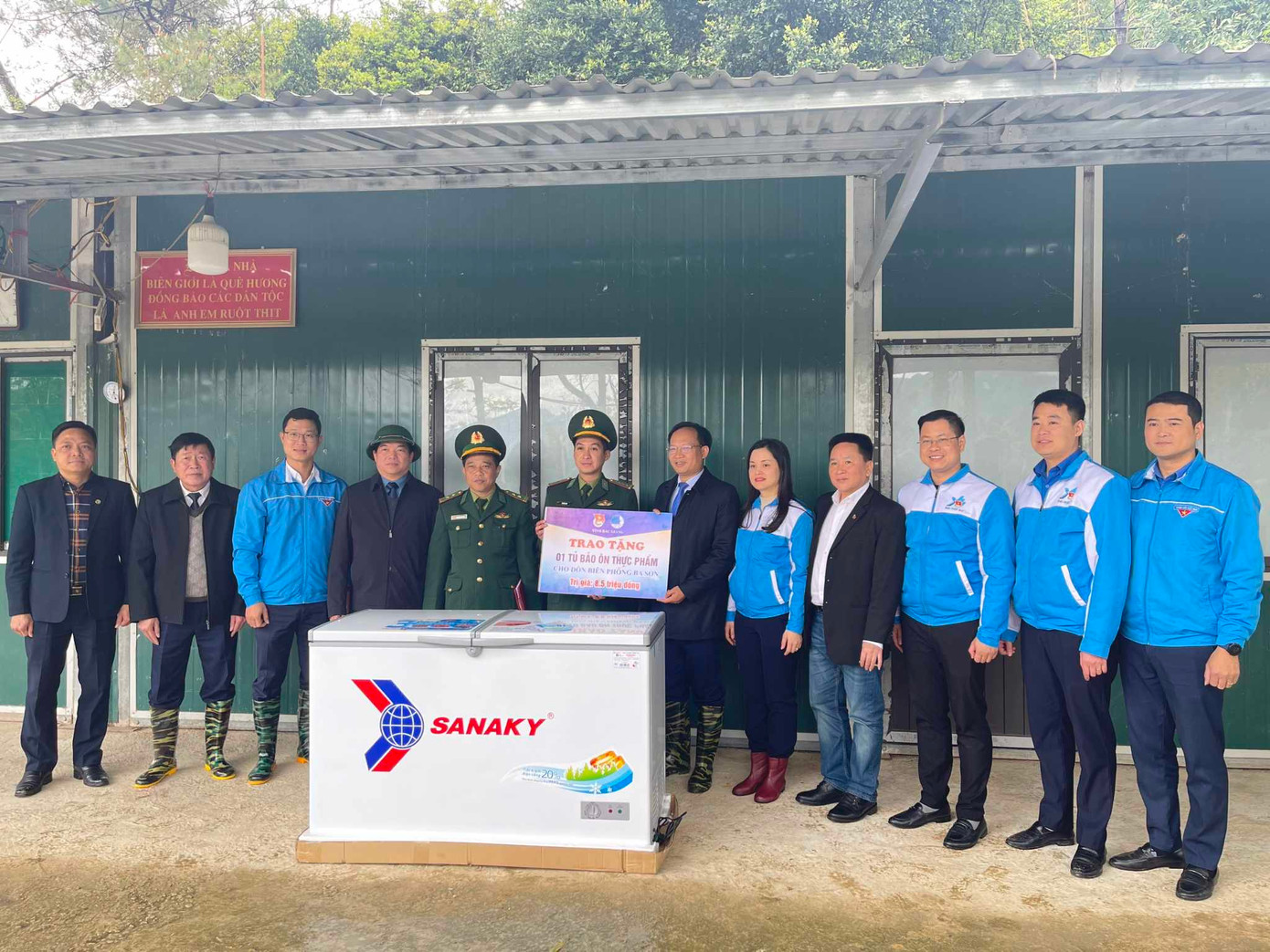 Hỗ trợ cán bộ, chiến sỹ Biên phòng Lạng Sơn.