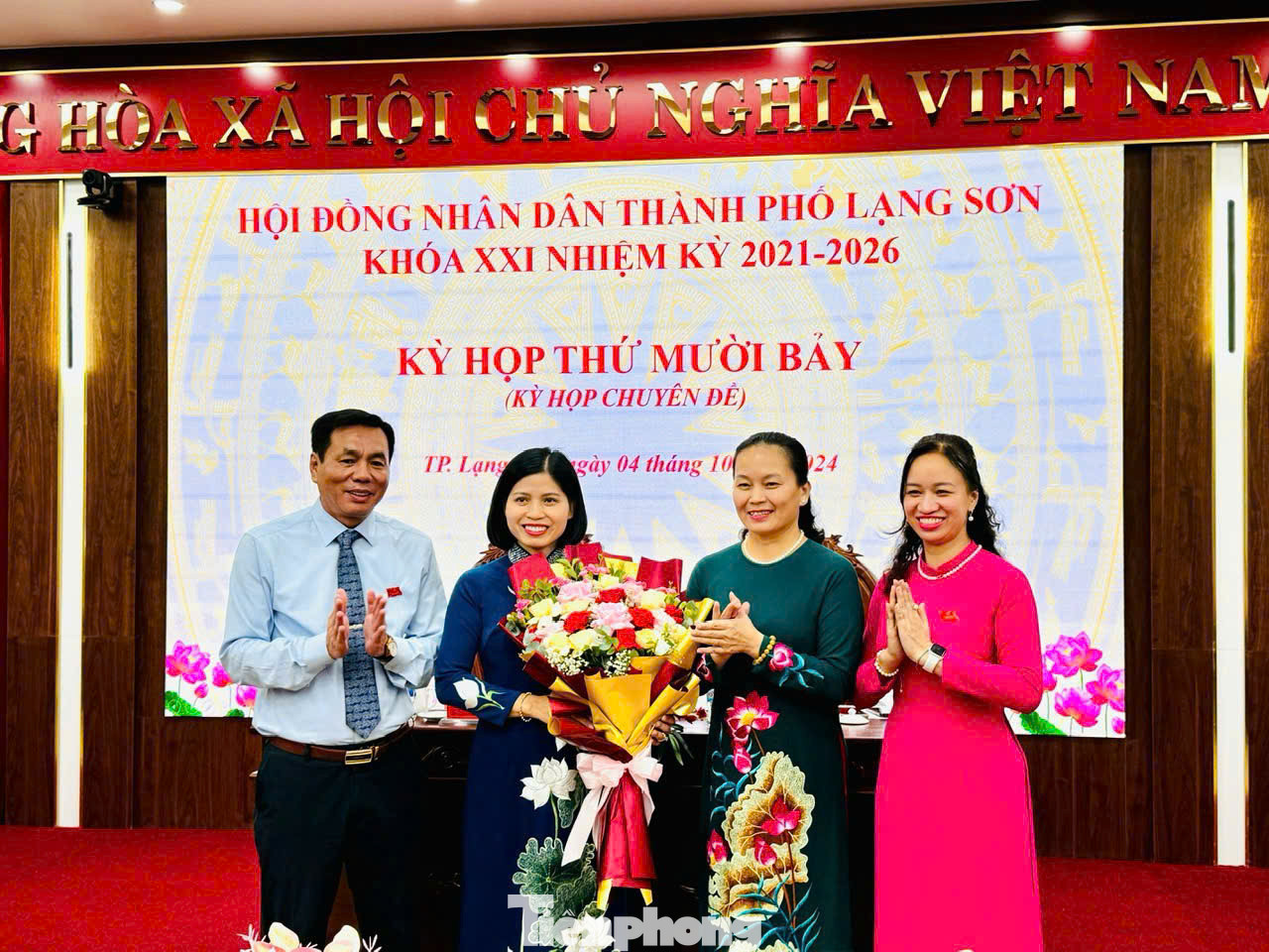 Bà Hoàng Minh Thảo (giữa) nhận hoa chúc mừng của lãnh đạo thành phố Lạng Sơn.