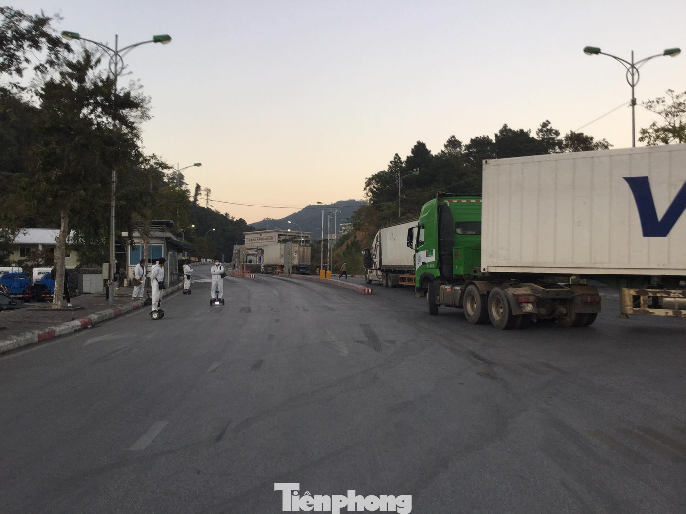 Hiện tại ở cửa khẩu Hữu Nghị vẫn còn tồn trên 880 xe hàng chờ xuất khẩu -Ảnh: Duy Chiến