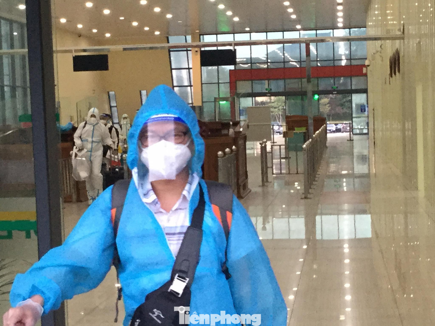 Các lái xe, người khai báo hải quan tại cửa khẩu Hữu Nghị luôn chấp hành nghiêm công tác phòng chống dịch, tuy nhiên, phía bạn luôn có sự siết chặt kiểm tra dẫn đến việc ùn tắc kéo dài -Ảnh: Duy Chiến