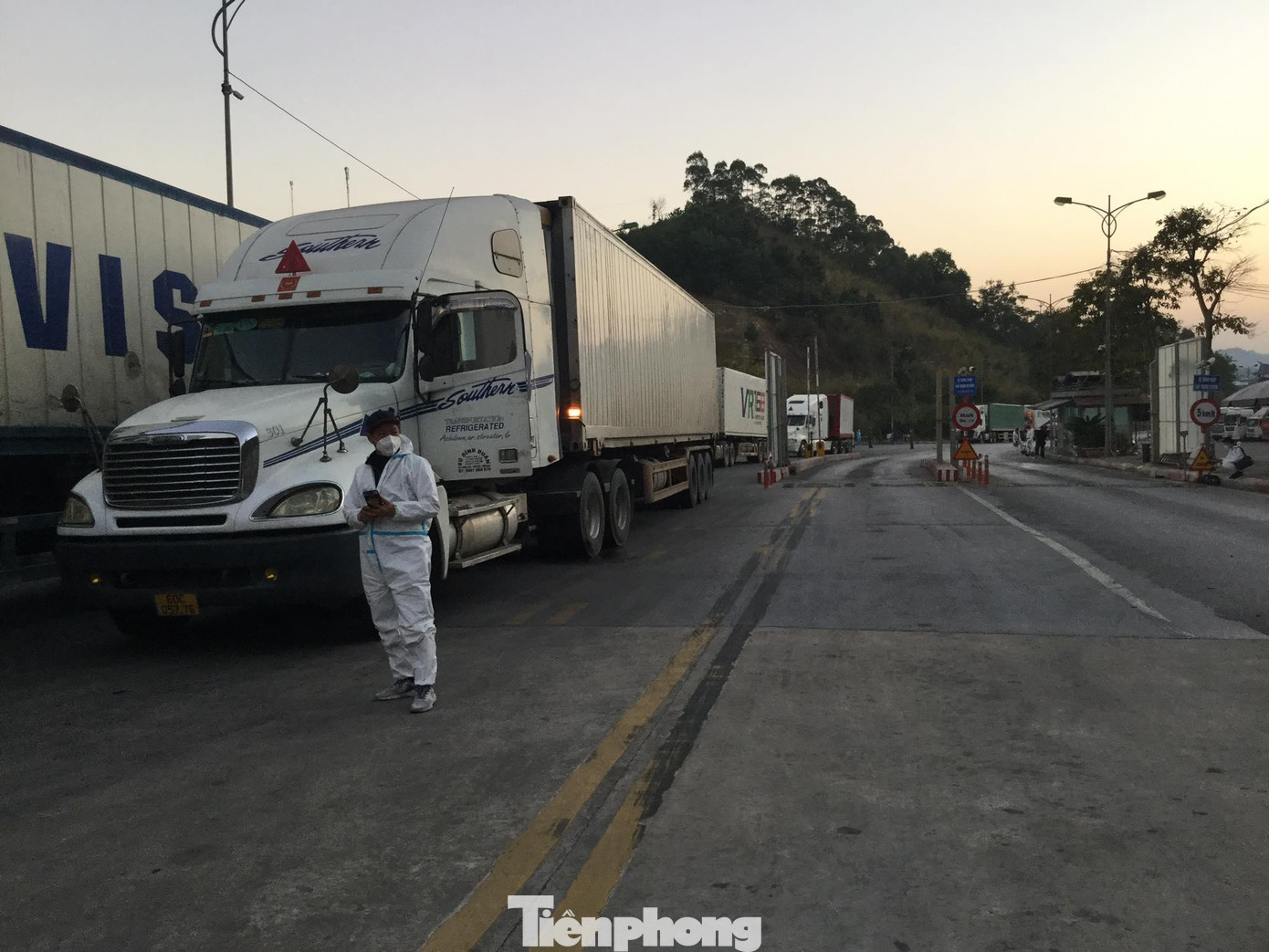 Các chủ hàng, lái xe mệt mỏi, ngóng trông để hàng được xuất bán qua biên giới -Ảnh: Duy Chiến