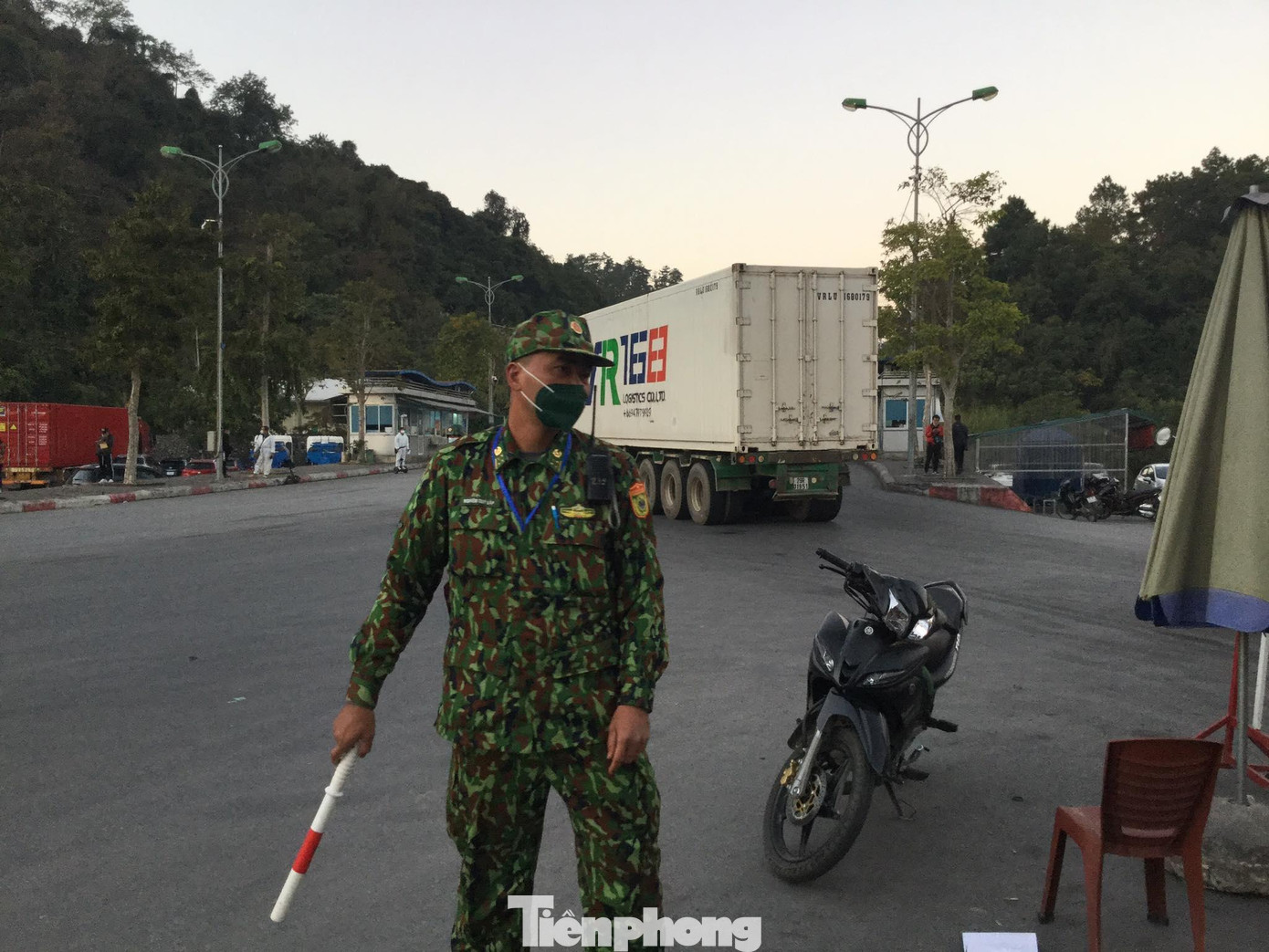 Lực lượng chức năng ở cửa khẩu Hữu Nghị căng mình điều tiết để tránh ùn ứ cục bộ tại khu vực biên giới -Ảnh: Duy Chiến