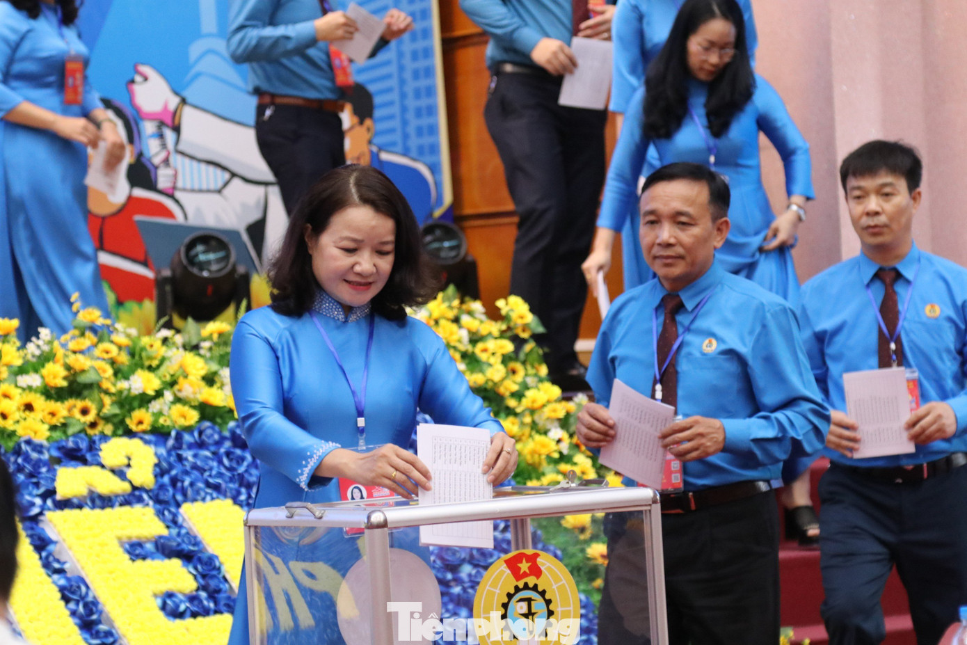 Bầu Đoàn đại biểu đi dự Đại hội Công đoàn cấp trên. Ảnh: Duy Chiến Bầu Đoàn đại biểu đi dự Đại hội Công đoàn cấp trên. Ảnh: Duy Chiến