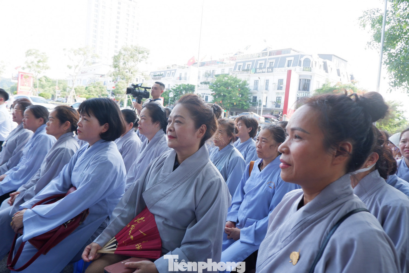 Hoạt động thả cá vì môi trường thu hút sự tham gia của tăng ni, phật tử địa phương. Hoạt động thả cá vì môi trường thu hút sự tham gia của tăng ni, phật tử địa phương.