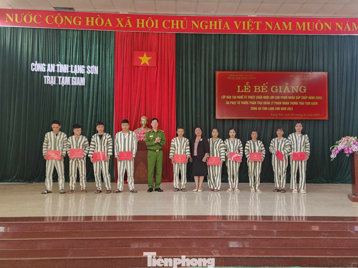 Trao chứng chỉ nghề cho các học viên. Ảnh: Duy Chiến Trao chứng chỉ nghề cho các học viên. Ảnh: Duy Chiến