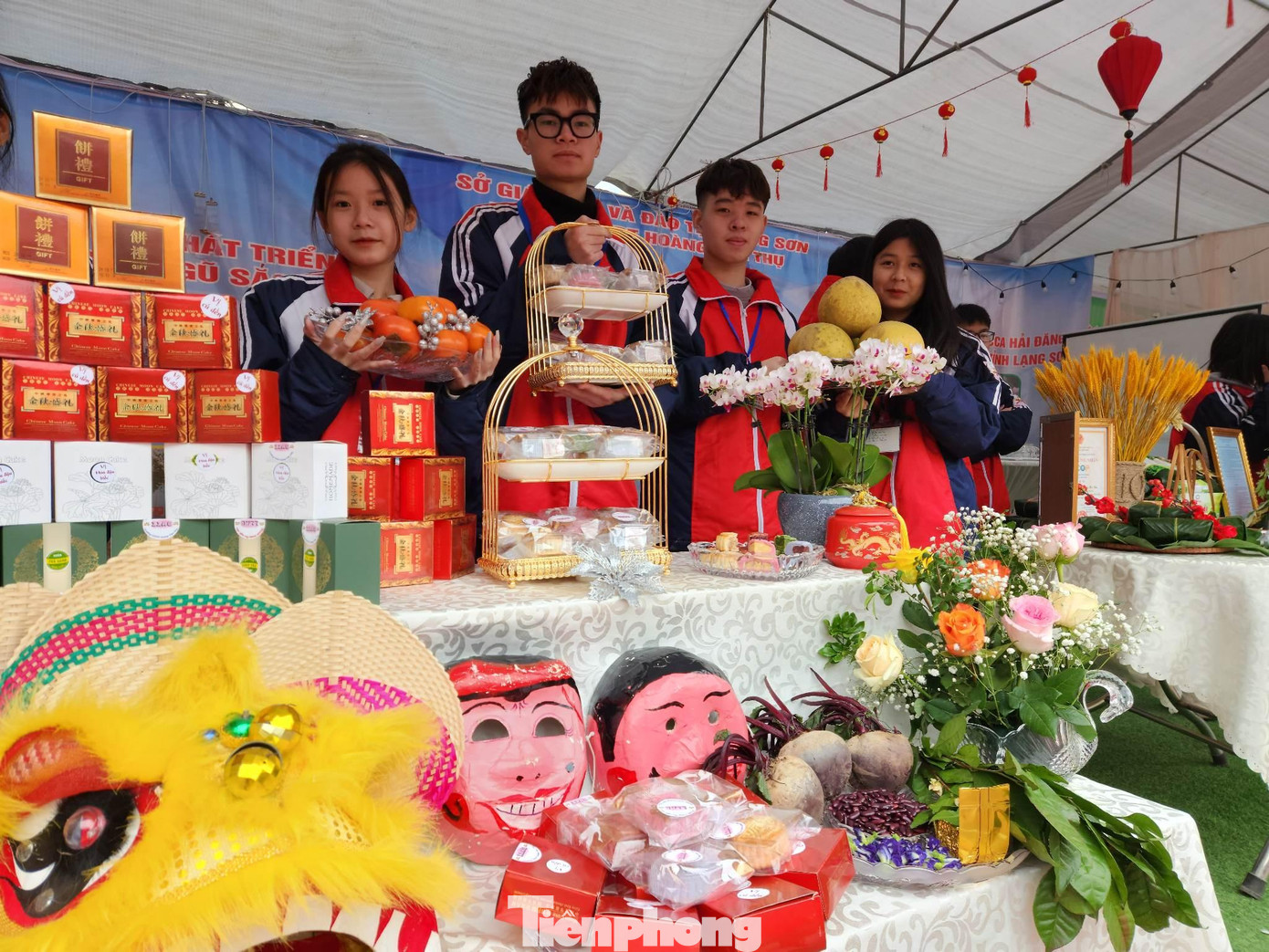 Học sinh Trường THPT Hoàng Văn Thụ, thành phố Lạng Sơn tham gia khởi nghiệp bằng các sản phẩm hoa trái cũng như các sản phẩm văn hóa như: Đầu sư tử, mặt nạ báo đông... Ảnh: Duy Chiến