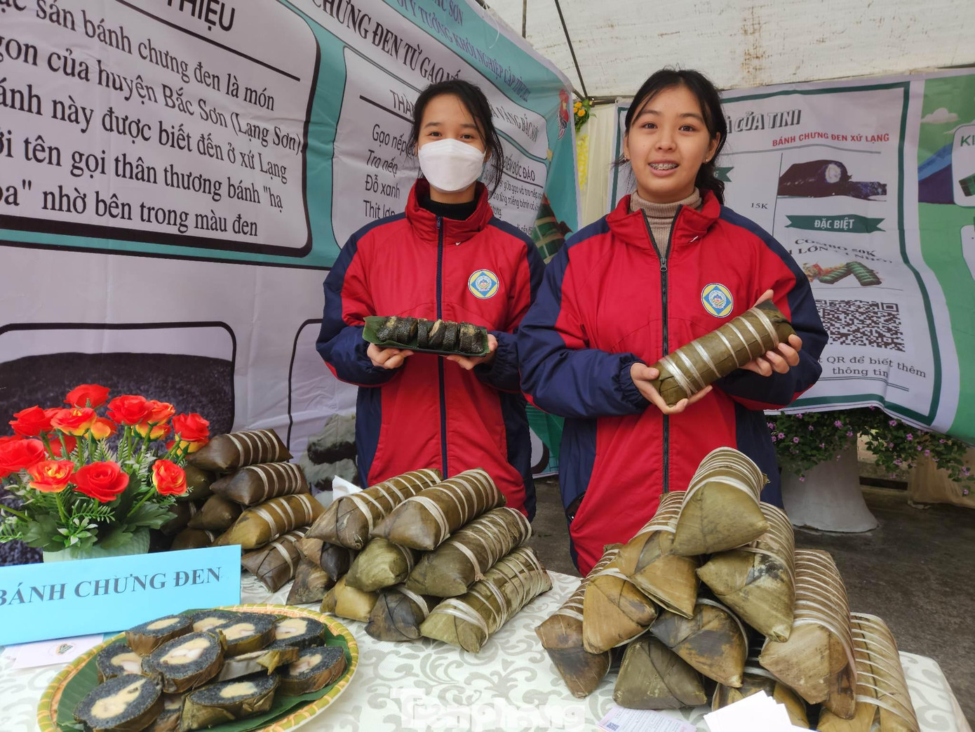 Bánh chưng đen được các trường học ở huyện Bắc Sơn quảng bá từ các mô hình khởi nghiệp - Ảnh: Duy Chiến