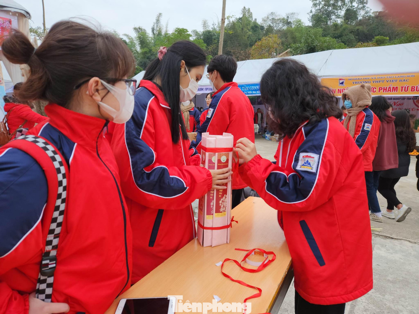 Sản phẩm hương thơm thắp được các học sinh Lạng Sơn nâng niu, giữ gìn và phát triển và mặt hàng này đã đi vào cuộc sống, phục vụ nhân dân trong dịp tết - Ảnh: Duy Chiến