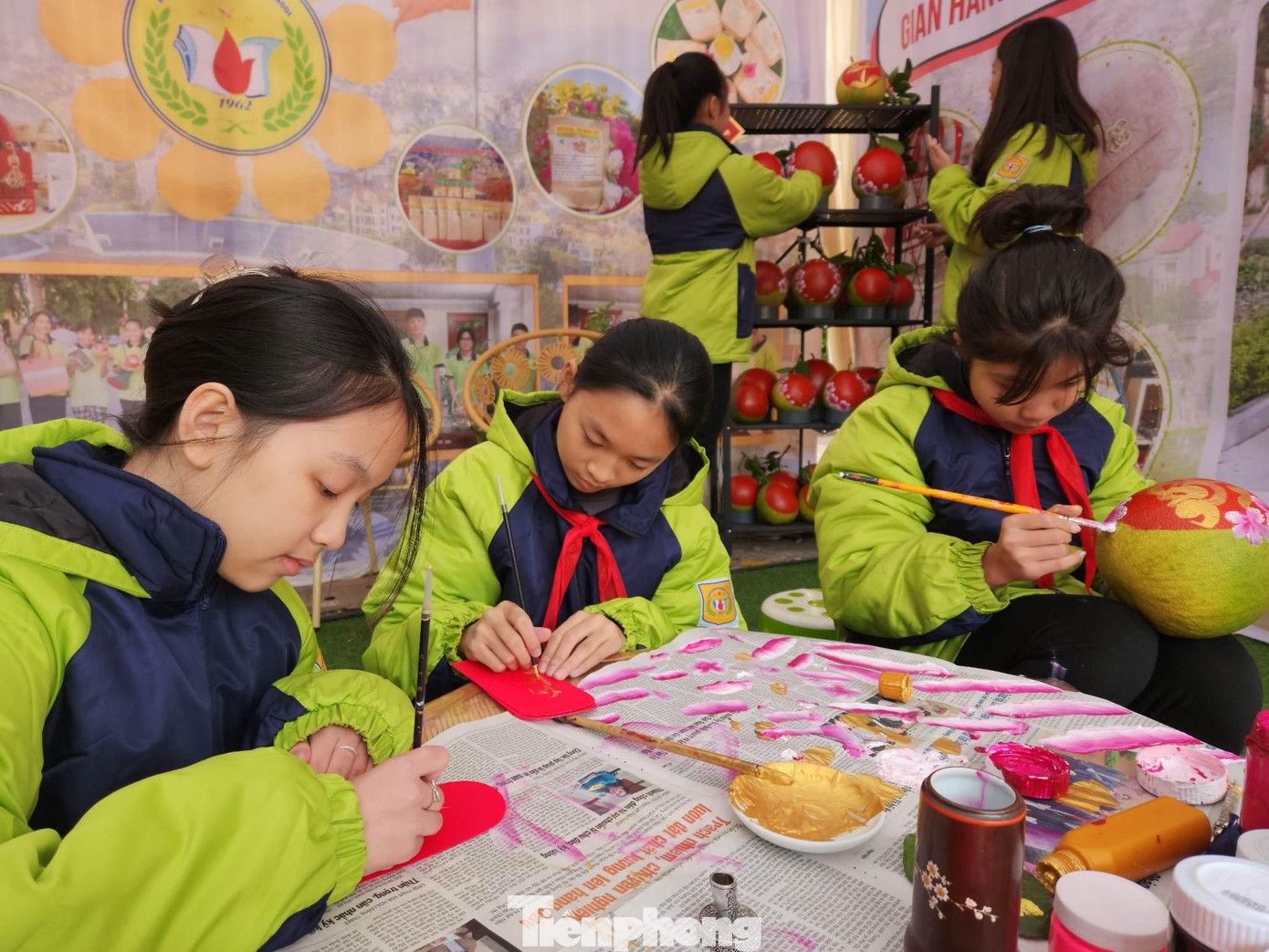 Các em học sinh Trường THCS Hoàng Văn Thụ có ý tưởng khởi nghiệp bằng sợi len, vẽ thư pháp, trang trí quả bưởi rất bắt mắt - Ảnh: Duy Chiến