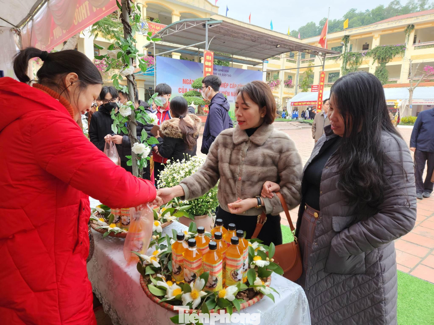 Thầy cô giáo và học sinh Trung tâm GDNN-GDTX huyện Cao Lộc chế tạo thành công dầu ăn từ hoa sở xứ Lạng - Ảnh: Duy Chiến