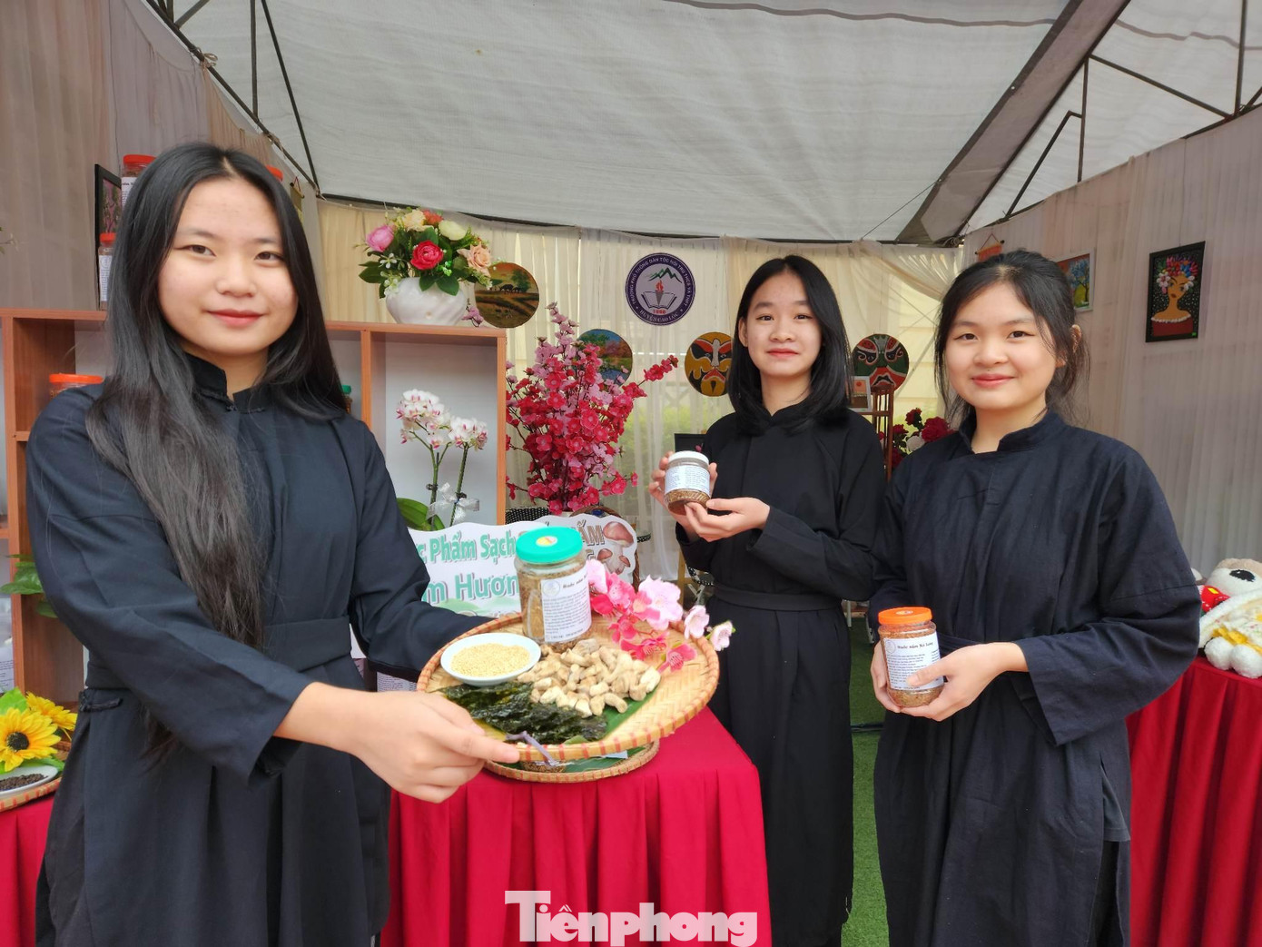 Các em học sinh Trường PTDT nội trú THCS và THPT Cao Lộc tận dụng các sản vật sẵn có ở địa phương biến thành sản phẩm độc đáo, riêng có - Ảnh: Duy Chiến