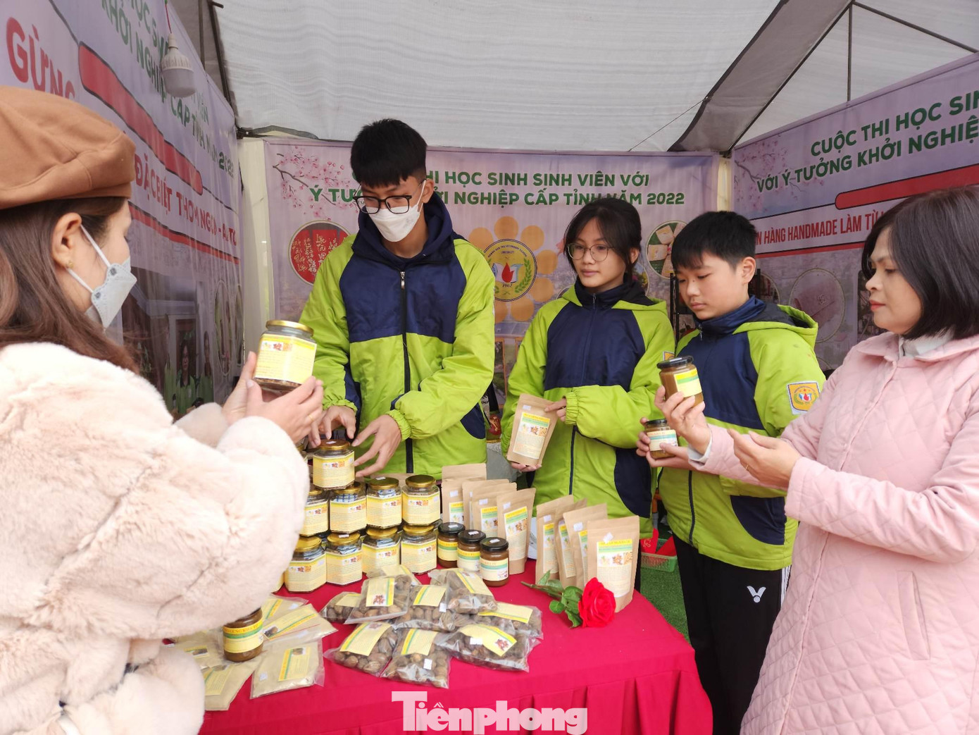 Thầy cô Trường THCS Hoàng Văn Thụ, thành phố Lạng Sơn sáng tạo làm nên sản phẩm mứt gừng Quảng Lạc nổi tiếng - Ảnh: Duy Chiến