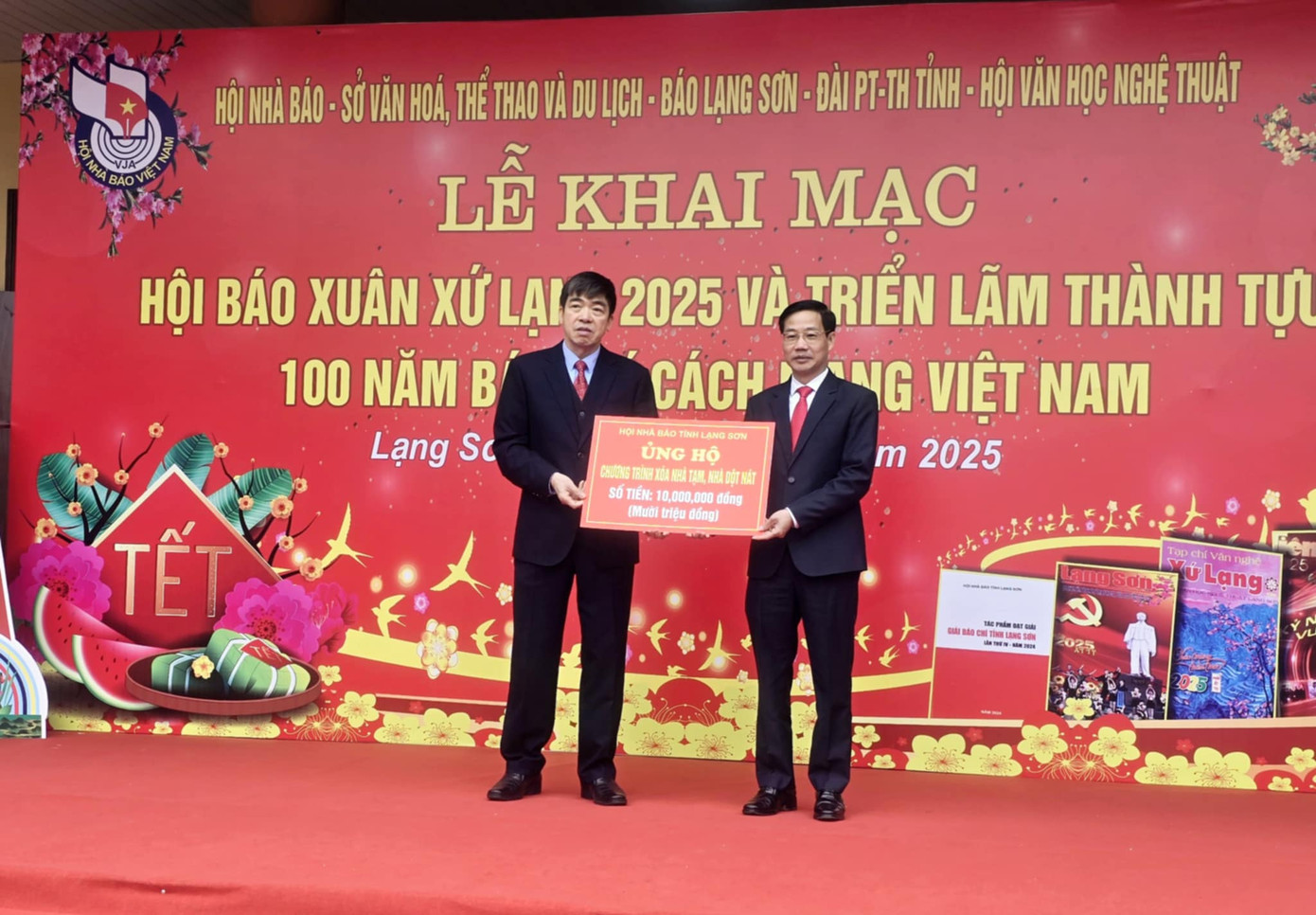 Tại buổi lễ khai mạc, lãnh đạo Hội Nhà báo tỉnh đã trao kinh phí 10 triệu đồng cho Ủy ban MTTQ tỉnh để ủng hộ xóa nhà tạm, nhà dột nát trên địa bàn tỉnh. Nguồn kinh phí này do hội vận động hội viên, nhà báo địa phương đóng góp. Trao kinh phí đóng góp ủng hộ xóa nhà dột nát trên địa bàn Lạng Sơn. Ảnh: Duy Chiến.