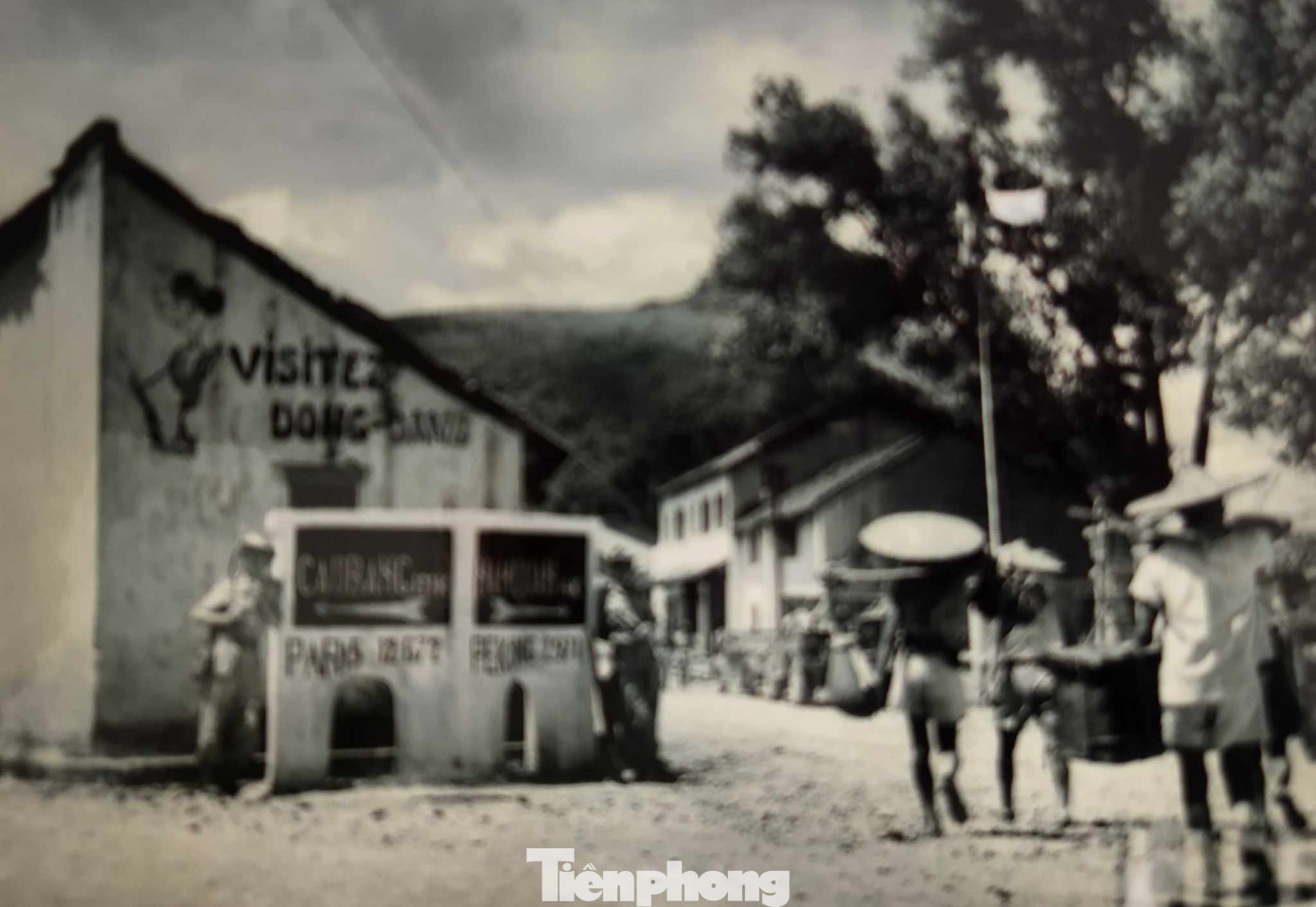 Người dân qua trạm gác của lính Pháp khi ra cửa khẩu biên giới .