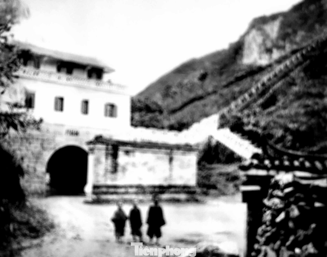 Ải Nam Quan là những bức tường thành kiên cố ở biên giới.