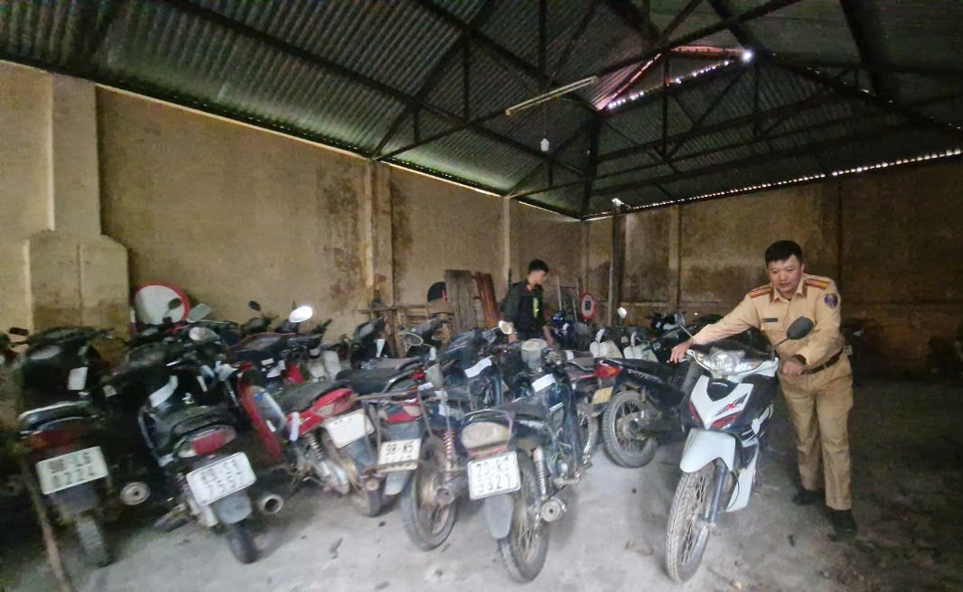 Cán bộ, chiến sỹ CSGT tích cực di chuyển phương tiện vi phạm đến nơi an toàn.