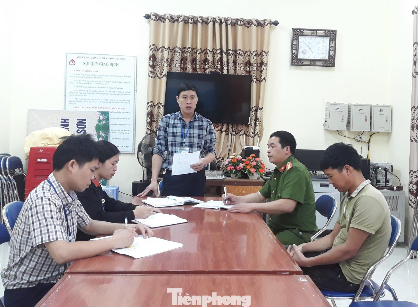 Đại diện lãnh đạo đảng ủy, công an, đoàn thanh niên, hội phụ nữ xã phân tích hành động sai trái của ông Minh, vi phạm quyền bảo vệ và chăm sóc trẻ em. Ảnh: Duy Chiến Đại diện lãnh đạo đảng ủy, công an, đoàn thanh niên, hội phụ nữ xã phân tích hành động sai trái của ông Minh, vi phạm quyền bảo vệ và chăm sóc trẻ em. Ảnh: Duy Chiến