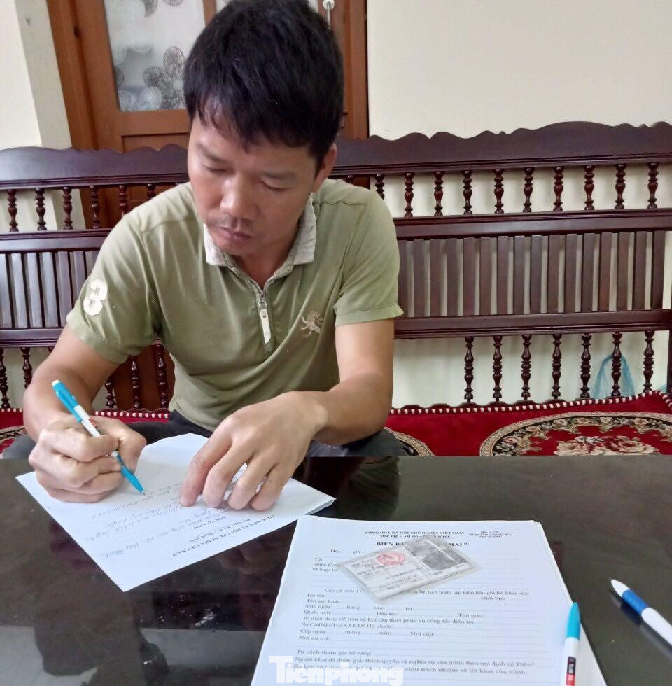 Ông Minh tỏ rõ sự hối hận và viết bản cam kết, hứa không tái phạm và coi đó là bài học sâu sắc trong việc dạy bảo, chăm sóc con. Ảnh: Duy Chiến Ông Minh tỏ rõ sự hối hận và viết bản cam kết, hứa không tái phạm và coi đó là bài học sâu sắc trong việc dạy bảo, chăm sóc con. Ảnh: Duy Chiến