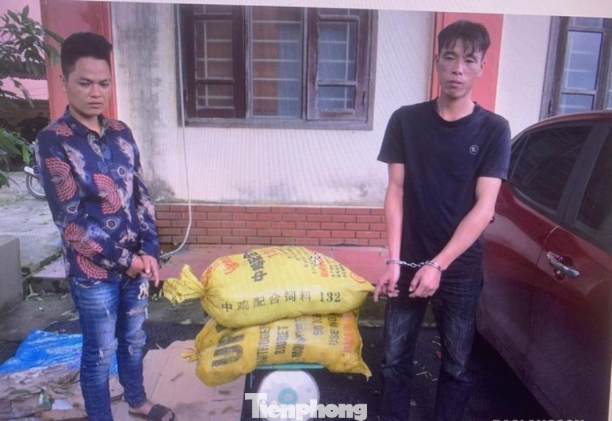 Hai đối tượng Đạt và Thích cùng tang vật tại cơ quan công an (ảnh: H.T)