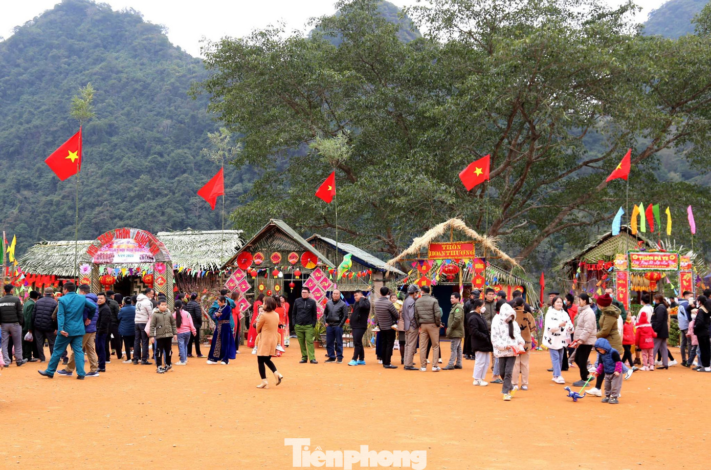 Lễ hội hoa đào xuân Quý Mão huyện Bắc Sơn thu hút rất đông du khách tham gia. Ảnh: Duy Chiến.