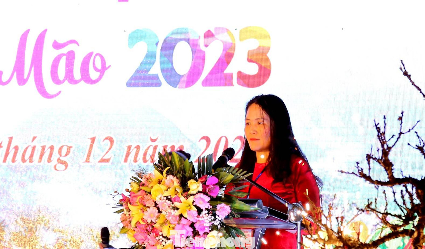 Bà Dương Thị Thép, Phó Chủ tịch UBND huyện Bắc Sơn nhấn mạnh Lễ hội hoa đào Quý Mão 2023 lần đầu được tổ chức trên địa bàn huyện đã thu hút sự chú ý, tham gia của những người trồng đào ở địa phương. Ảnh: Duy Chiến.