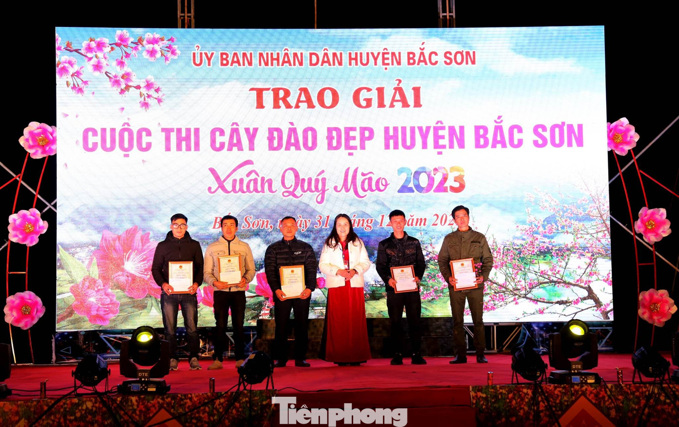 Lãnh đạo UBND huyện Bắc Sơn trao giải cuộc thi cây đào đẹp xuân Quý Mão 2023. Ảnh: Duy Chiến.