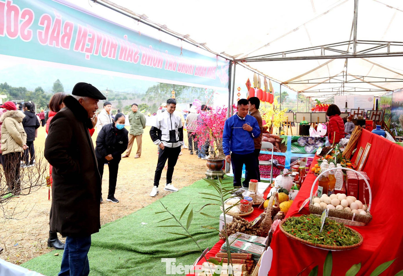 Bên cạnh thưởng lãm những cây đào đẹp, du khách được giới thiệu, nếm thử những sản vật riêng có ở Bắc Sơn. Ảnh: Duy Chiến.