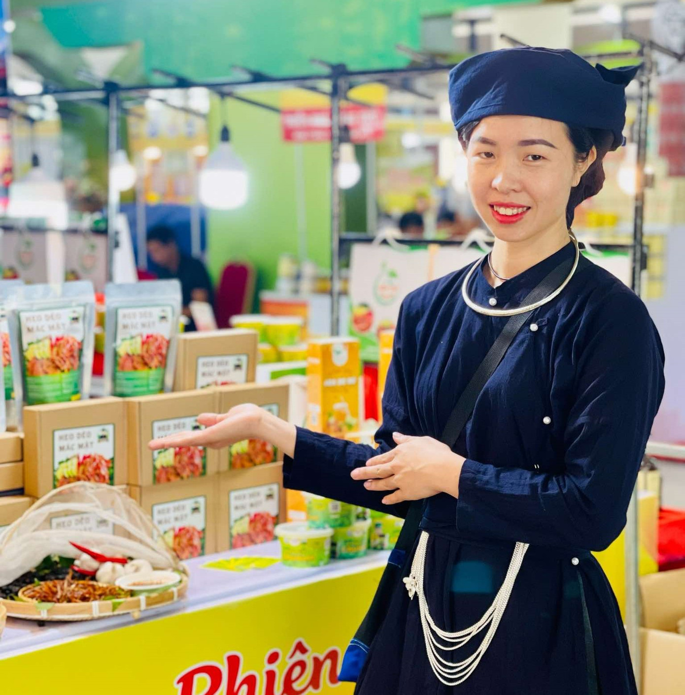 Chị Lăng Thị Thơ giới thiệu các đặc sản khởi nghiệp.