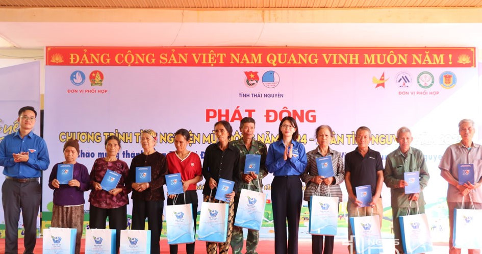 Trao quà cho gia đình có hoàn cảnh khó khăn ở Thái Nguyên.