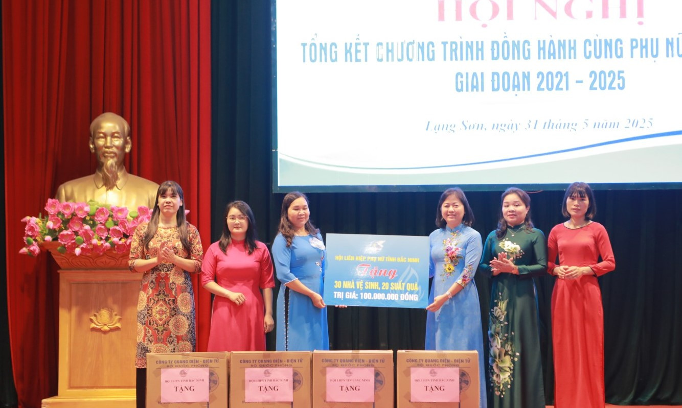 Đồng hành cùng phụ nữ Lạng Sơn, Hội Liên hiệp phụ nữ tỉnh Bắc Ninh tích cực tham gia chương trình. Trong ảnh, lãnh đạo Hội Liên hiệp phụ nữ Bắc Ninh trao biểu trưng các phần quà cho hội viên phụ nữ khó khăn ở vùng biên giới Lạng Sơn. Đồng hành cùng phụ nữ Lạng Sơn, Hội Liên hiệp phụ nữ tỉnh Bắc Ninh tích cực tham gia chương trình. Trong ảnh, lãnh đạo Hội Liên hiệp phụ nữ Bắc Ninh trao biểu trưng các phần quà cho hội viên phụ nữ khó khăn ở vùng biên giới Lạng Sơn.