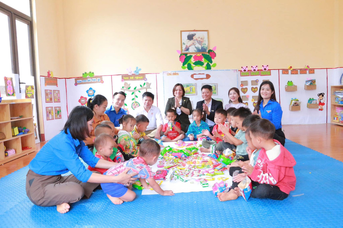 Các em học sinh vùng sâu, vùng xa Pác Nặm có hệ thống chiếu sáng đầy đủ, an tâm học tập, sinh hoạt.