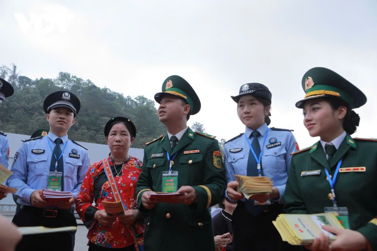 Chương trình Giao lưu hữu nghị Quốc phòng biên giới Việt - Trung lần thứ 9 sẽ diễn ra từ ngày 16-17/4/2025 tại tỉnh Lạng Sơn (Việt Nam) và Khu tự trị dân tộc Choang Quảng Tây (Trung Quốc) với các hoạt động ý nghĩa: Lễ chào, tô son cột mốc; trồng cây hữu nghị; lễ cắt băng khánh thành tòa nhà đa năng tặng Trường Tiểu học Đồng Đăng; thăm trường tiểu học và đơn vị lực lượng bảo vệ biên giới hai nước; ký kết nghĩa đồn, trạm dưới sự chứng kiến của Bộ trưởng Bộ Quốc phòng hai nước; tham quan Công viên Logistics Lạng Sơn, tham quan cửa khẩu thông minh và Làng văn hóa khu vực biên giới. Ngoài ra, đoàn đại biểu cấp cao của quân đội hai nước sẽ tiến hành hội đàm và dự kiến ký kết một số văn kiện hợp tác, mở rộng hợp tác thực chất, hiệu quả giữa hai bên.