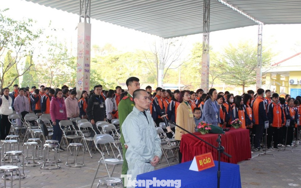 Bị cáo Nguyễn Văn Tuấn ra tòa lĩnh án.