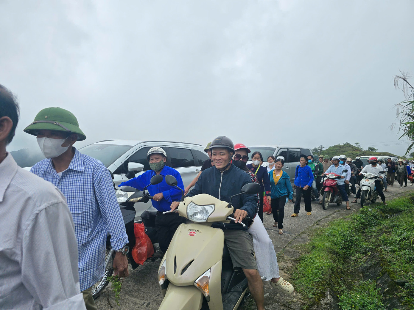 Hàng nghìn người nối nhau lên đỉnh Mẫu Sơn. Ảnh: Hoàng Luyến.