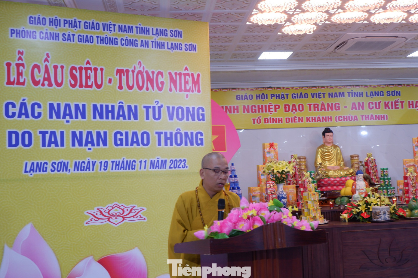 Thượng tọa Thích Quảng Truyền, Trưởng Ban trị sự Giáo hội Phật giáo Việt Nam tỉnh Lạng Sơn tuyên đọc văn tưởng niệm các nạn nhân tử vong do tai nạn giao thông. Thượng tọa Thích Quảng Truyền, Trưởng Ban trị sự Giáo hội Phật giáo Việt Nam tỉnh Lạng Sơn tuyên đọc văn tưởng niệm các nạn nhân tử vong do tai nạn giao thông.