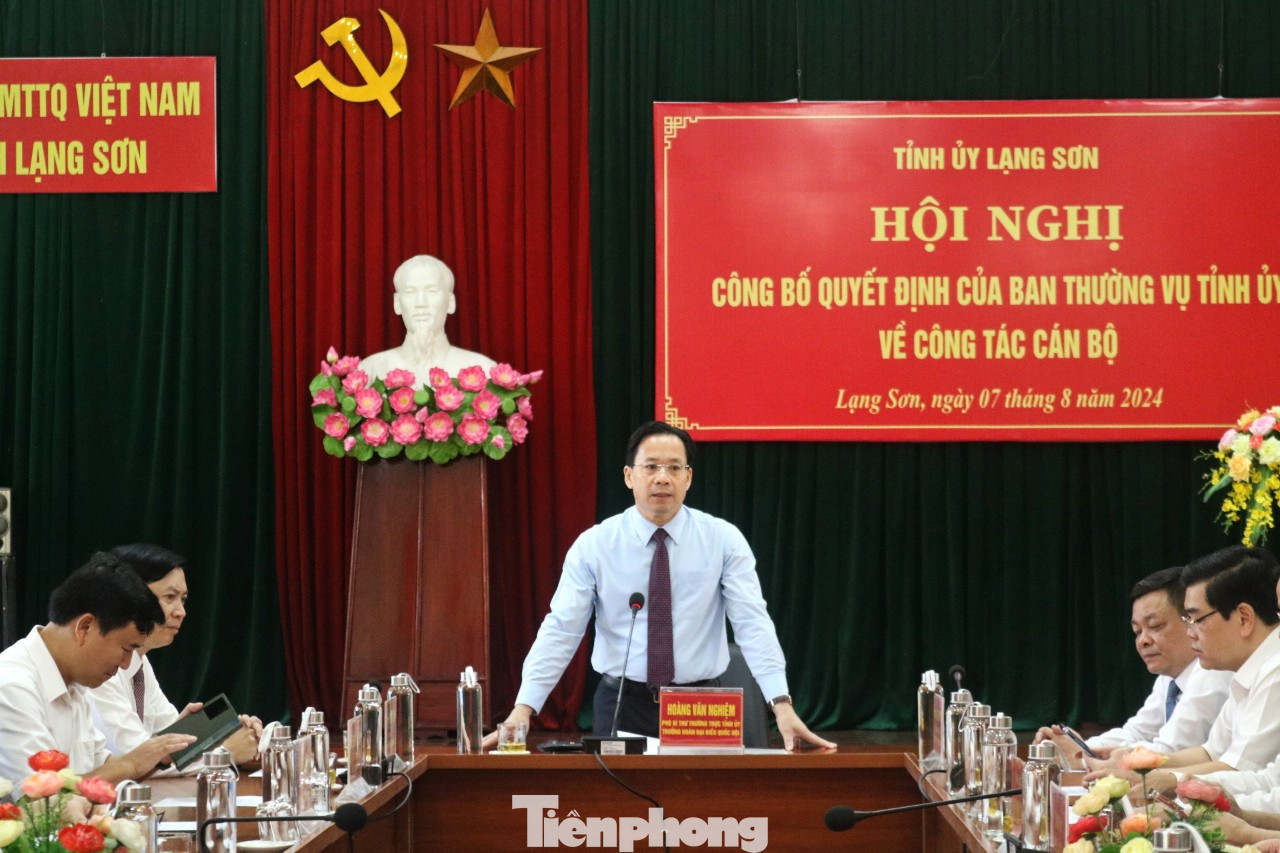 Phó Bí thư Thường trực Tỉnh ủy Lạng Sơn Hoàng Văn Nghiệm phát biểu giao nhiệm vụ. Ảnh: Duy Chiến