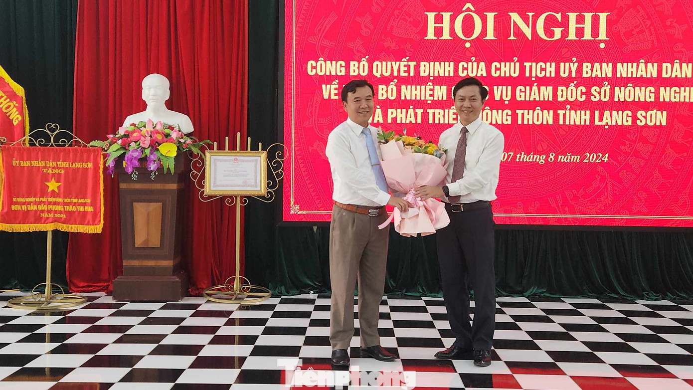 Lãnh đạo Ủy ban MTTQ Việt Nam tỉnh Lạng Sơn tặng hoa chúc mừng. Ảnh: Duy Chiến.