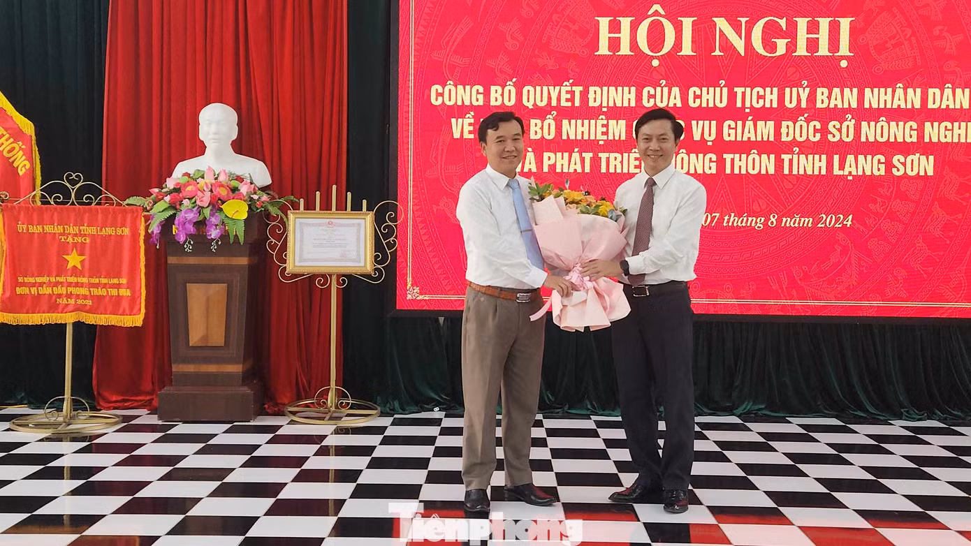 Lãnh đạo Ủy ban MTTQ Việt Nam tỉnh Lạng Sơn tặng hoa chúc mừng. Ảnh: Duy Chiến. Lãnh đạo Ủy ban MTTQ Việt Nam tỉnh Lạng Sơn tặng hoa chúc mừng. Ảnh: Duy Chiến.