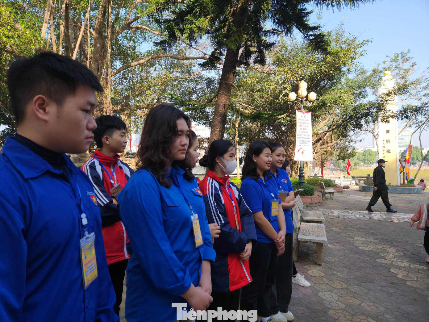 Tổ thanh niên xung kích tình nguyện làm nhiệm vụ hướng dẫn người dân thả cá và thu gom rác thải. Ảnh: Duy Chiến Tổ thanh niên xung kích tình nguyện làm nhiệm vụ hướng dẫn người dân thả cá và thu gom rác thải. Ảnh: Duy Chiến