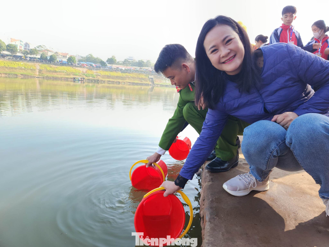 Cán bộ, chiến sỹ tham gia thả cá văn minh, bảo vệ môi trường. Cán bộ, chiến sỹ tham gia thả cá văn minh, bảo vệ môi trường.