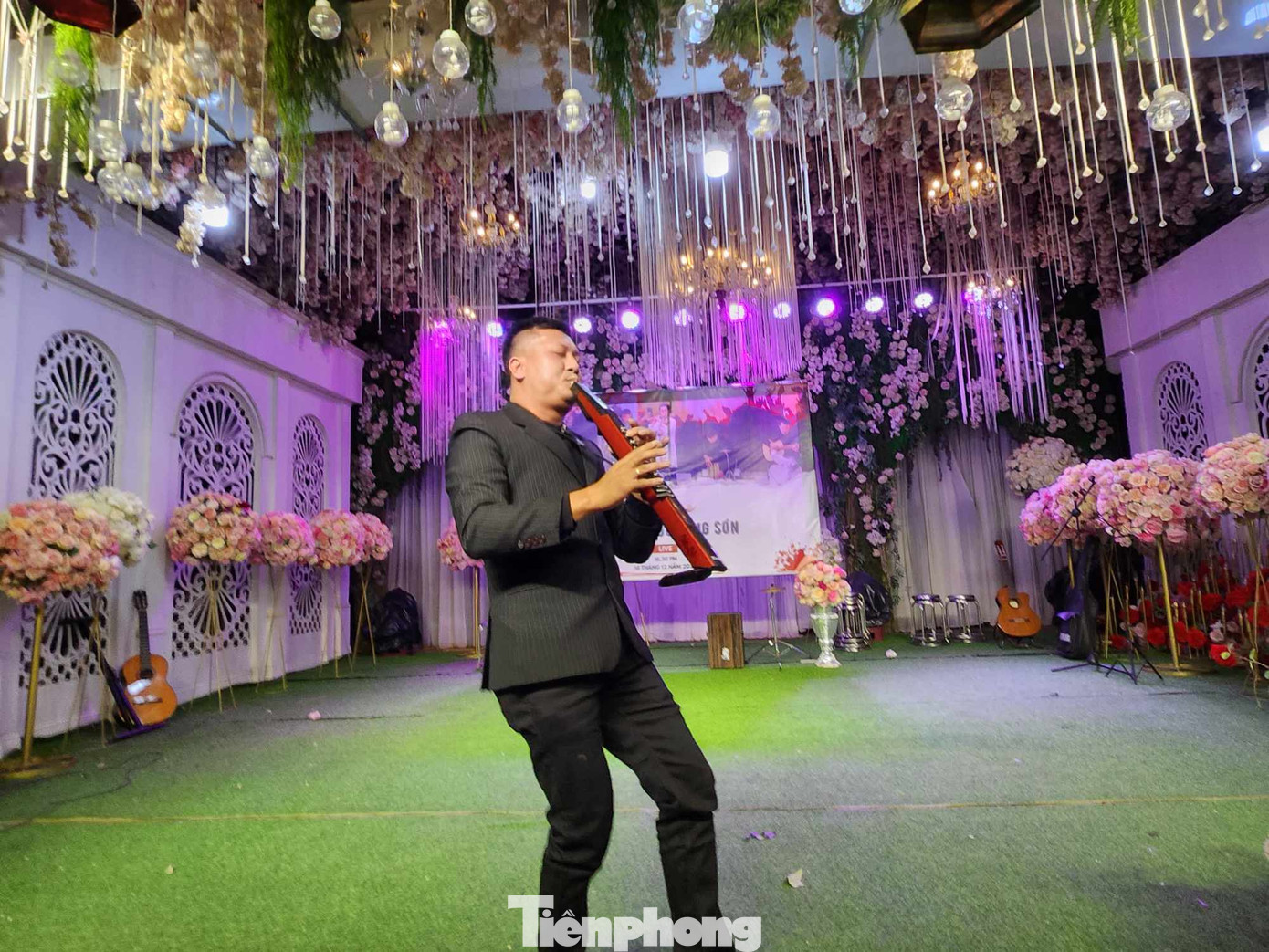 Bên cạnh sáo cổ truyền, một số thành viên còn giới thiệu, giao lưu sáo điện tử sôi động. Ảnh: Duy Chiến Bên cạnh sáo cổ truyền, một số thành viên còn giới thiệu, giao lưu sáo điện tử sôi động. Ảnh: Duy Chiến