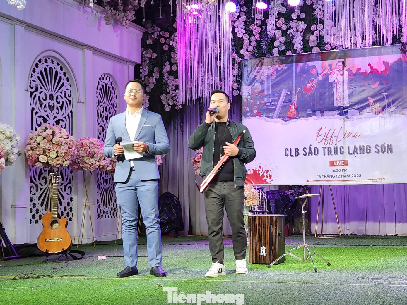 Các thành viên giao lưu, trao đổi kinh nghiệm biểu diễn sáo trúc. Ảnh: Duy Chiến Các thành viên giao lưu, trao đổi kinh nghiệm biểu diễn sáo trúc. Ảnh: Duy Chiến