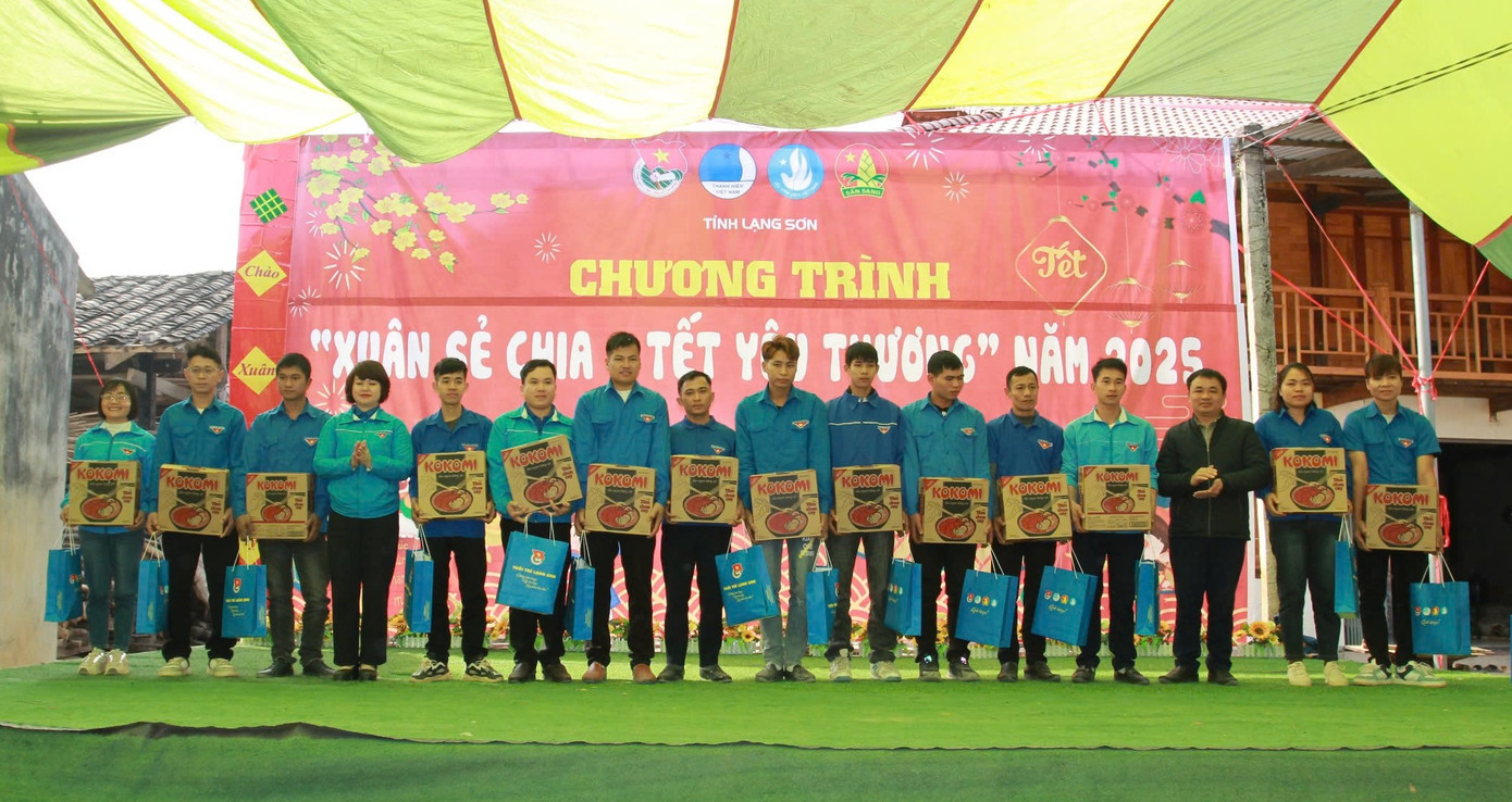 Thanh niên địa phương cũng nhận được nhiều quà của ban tổ chức.