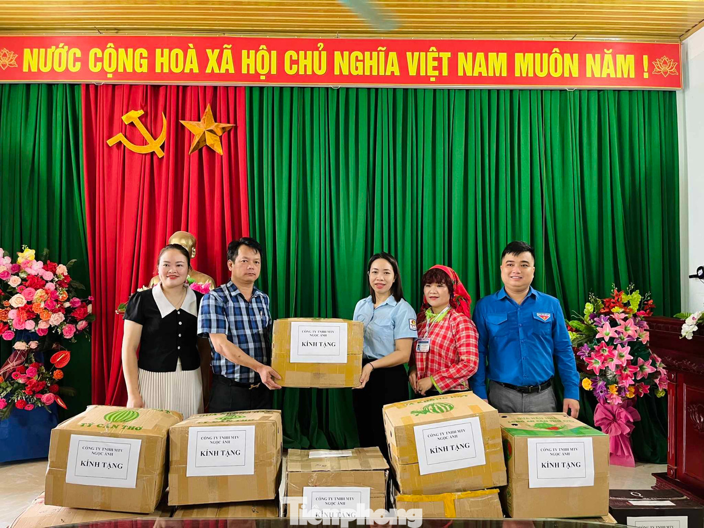 Chương trình tặng 1080 chiếc màn cho học sinh 2 xã Hữu Liên và Thanh Sơn (huyện Hữu Lũng)