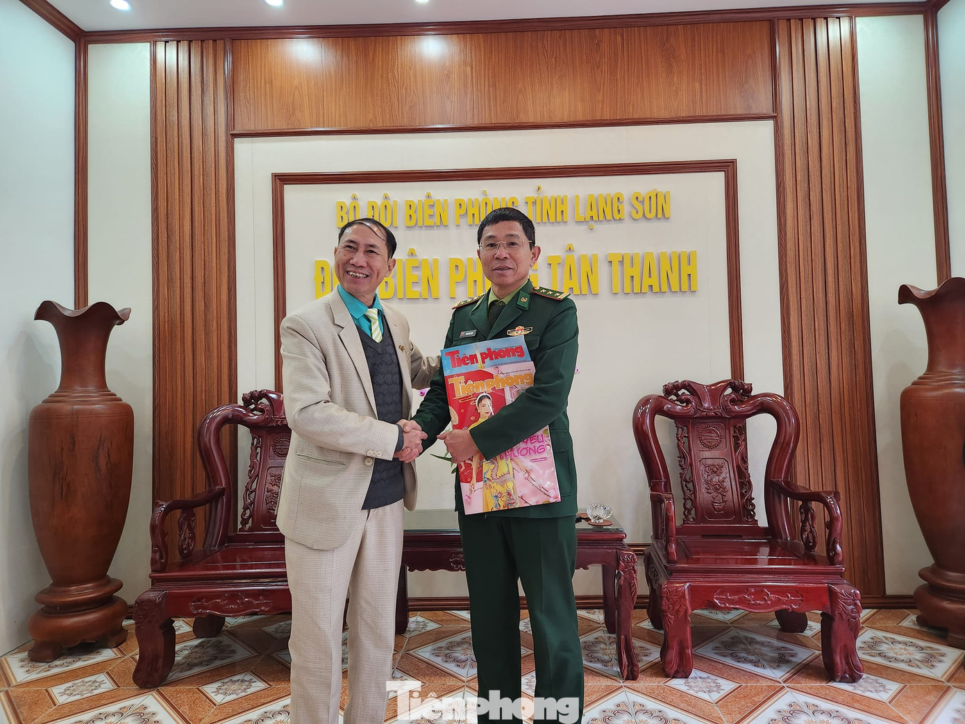 Thượng tá Hoàng Văn Lĩnh, Chính trị viên đồn Biên phòng cửa khẩu Tân Thanh vui mừng tiếp nhận giai phẩm Tiền Phong xuân. Thượng tá Hoàng Văn Lĩnh, Chính trị viên đồn Biên phòng cửa khẩu Tân Thanh vui mừng tiếp nhận giai phẩm Tiền Phong xuân.