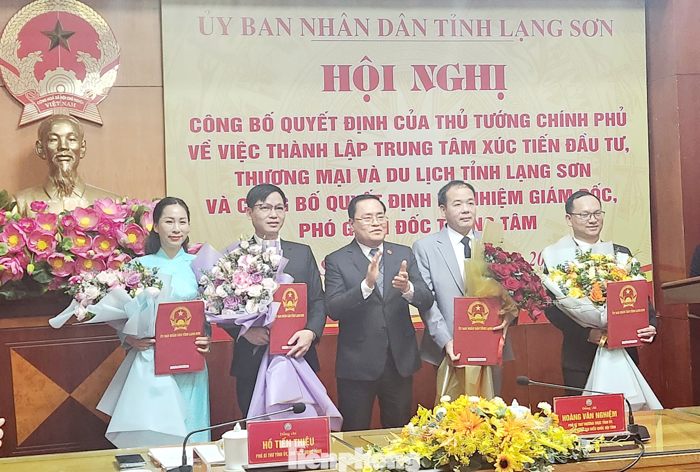 Chủ tịch UBND tỉnh Lạng Sơn Hồ Tiến Thiệu (giữa) trao Quyết định, tặng hoa chúc mừng các cán bộ được bổ nhiệm. Ảnh: Duy Chiến