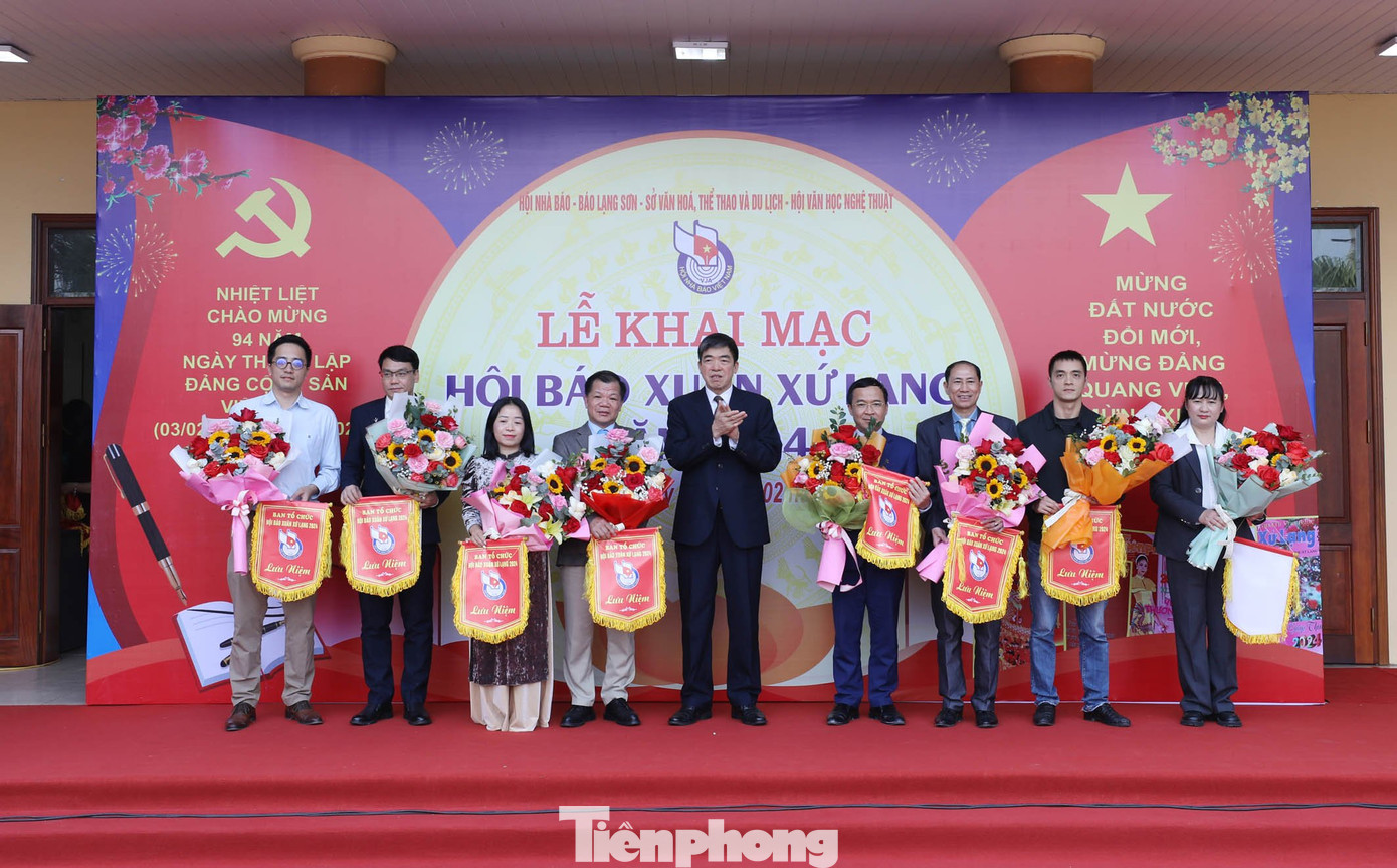 Đại diện báo Tiền Phong và các đơn vị tham gia Hội báo xuân xứ Lạng nhận hoa và cờ lưu niệm của ban tổ chức. Đại diện báo Tiền Phong và các đơn vị tham gia Hội báo xuân xứ Lạng nhận hoa và cờ lưu niệm của ban tổ chức.