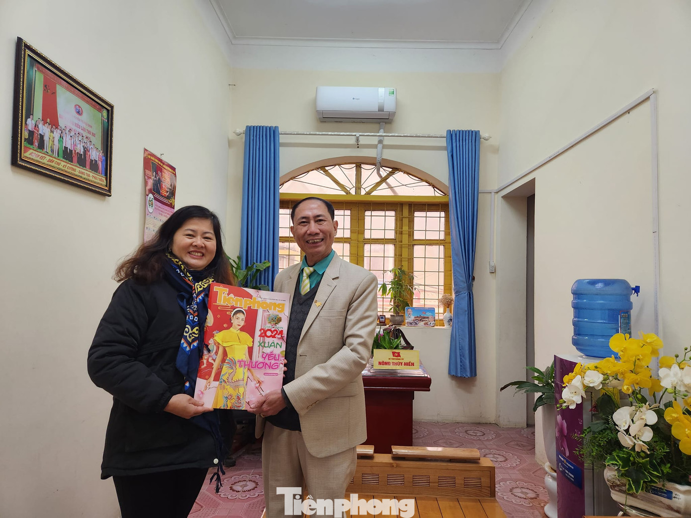 Bà Nông Thúy Hiền, Bí thư Đảng ủy thị trấn Thất Khê, huyện Tràng Định, Lạng Sơn trân trọng đón nhận báo Tiền Phong. Bà Nông Thúy Hiền, Bí thư Đảng ủy thị trấn Thất Khê, huyện Tràng Định, Lạng Sơn trân trọng đón nhận báo Tiền Phong.