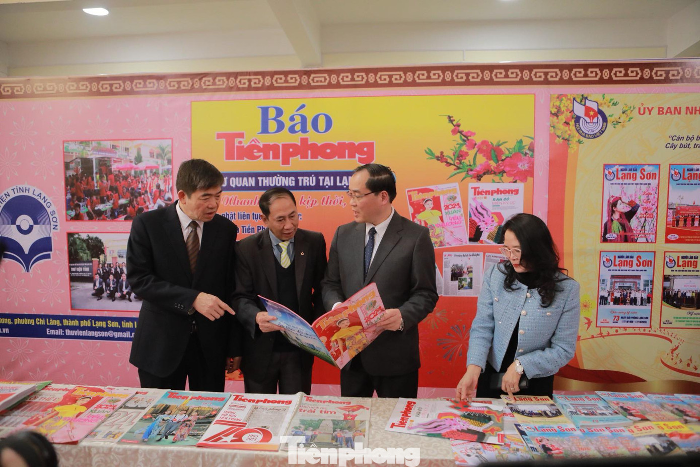 Gian trưng bày báo Tiền Phong tại Hội báo xuân Xứ Lạng thu hút sự quan tâm của mọi người. Ảnh: Duy Chiến. Gian trưng bày báo Tiền Phong tại Hội báo xuân Xứ Lạng thu hút sự quan tâm của mọi người. Ảnh: Duy Chiến.